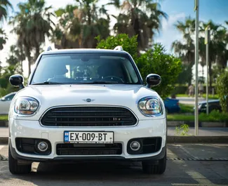 Vista frontale di un noleggio Mini Countryman Cooper a Batumi, Georgia ✓ Auto #14450. ✓ Cambio Automatico TM ✓ 0 recensioni.