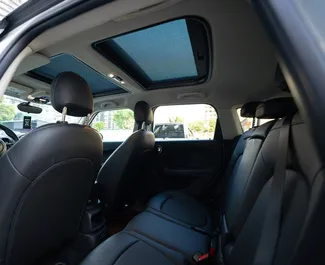 Interni di Mini Countryman Cooper in affitto in Georgia. Un'ottima auto da 5 posti con cambio Automatico.