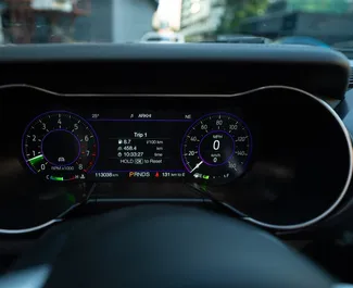 Interni di Ford Mustang Cabrio in affitto in Georgia. Un'ottima auto da 4 posti con cambio Automatico.