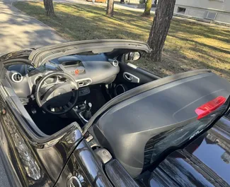 Vista frontale di un noleggio Renault Wind Cabrio a Budva, Montenegro ✓ Auto #14490. ✓ Cambio Manuale TM ✓ 1 recensioni.