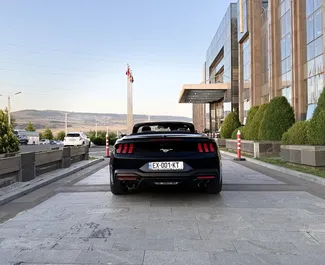 Ford Mustang Cabrio 2025 disponibile per il noleggio a Tbilisi, con limite di chilometraggio di 200 km/giorno.