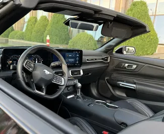 Interni di Ford Mustang Cabrio in affitto in Georgia. Un'ottima auto da 4 posti con cambio Automatico.