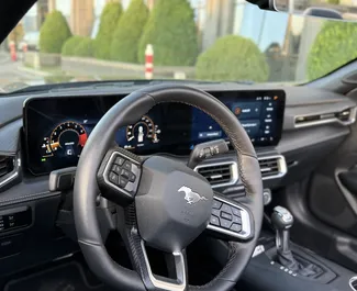 Ford Mustang Cabrio 2025 con sistema A trazione posteriore, disponibile a Tbilisi.