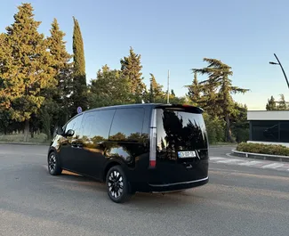 Interni di Hyundai Staria in affitto in Georgia. Un'ottima auto da 7 posti con cambio Automatico.