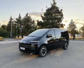 Vista frontale di un noleggio Hyundai Staria a Tbilisi, Georgia ✓ Auto #14446. ✓ Cambio Automatico TM ✓ 0 recensioni.