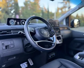 Motore Diesel da 2,2L di Hyundai Staria 2025 per il noleggio a Tbilisi.