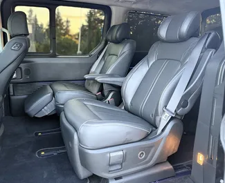 Hyundai Staria 2025 disponibile per il noleggio a Tbilisi, con limite di chilometraggio di 250 km/giorno.