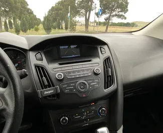 Interni di Ford Focus in affitto in Georgia. Un'ottima auto da 5 posti con cambio Automatico.