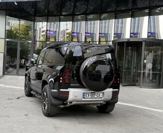 Interni di Land Rover Defender in affitto in Georgia. Un'ottima auto da 5 posti con cambio Automatico.