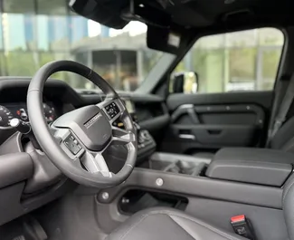 Land Rover Defender 2025 con sistema A trazione integrale, disponibile a Tbilisi.