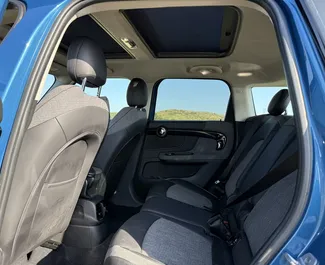 Interni di Mini Countryman Cooper S in affitto in Georgia. Un'ottima auto da 5 posti con cambio Automatico.