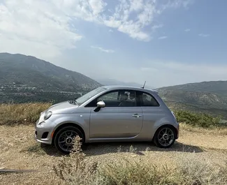 Interni di Fiat 500 in affitto in Georgia. Un'ottima auto da 4 posti con cambio Automatico.