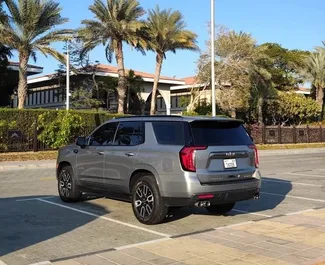 GMC Yukon 2023 disponibile per il noleggio a Dubai, con limite di chilometraggio di 250 km/giorno.