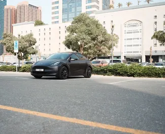 Vista frontale di un noleggio Tesla Model Y – Long Range a Dubai, Emirati Arabi Uniti ✓ Auto #14517. ✓ Cambio Automatico TM ✓ 0 recensioni.