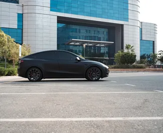 Noleggio Tesla Model Y – Long Range. Auto Comfort, Premium, SUV per il noleggio negli Emirati Arabi Uniti ✓ Cauzione di Senza deposito ✓ Opzioni assicurative RCT.