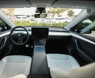 Tesla Model Y – Long Range 2023 disponibile per il noleggio a Dubai, con limite di chilometraggio di 250 km/giorno.