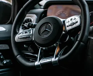 Interni di Mercedes-Benz G63 AMG in affitto negli Emirati Arabi Uniti. Un'ottima auto da 5 posti con cambio Automatico.