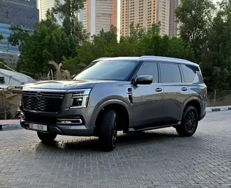 Interni di Nissan Patrol in affitto negli Emirati Arabi Uniti. Un'ottima auto da 7 posti con cambio Automatico.