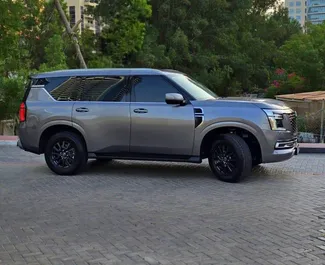 Nissan Patrol 2025 disponibile per il noleggio a Dubai, con limite di chilometraggio di 250 km/giorno.