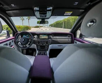 Rolls-Royce Cullinan 2023 con sistema A trazione integrale, disponibile a Dubai.