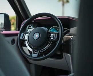 Noleggio auto Rolls-Royce Cullinan 2023 negli Emirati Arabi Uniti, con carburante Benzina e 563 cavalli di potenza ➤ A partire da 2640 AED al giorno.