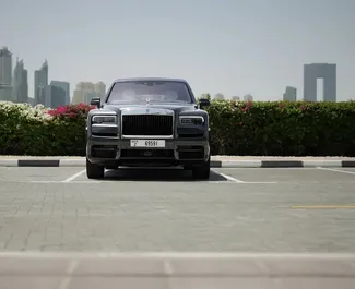 Noleggio Rolls-Royce Cullinan. Auto Lusso, Crossover per il noleggio negli Emirati Arabi Uniti ✓ Cauzione di Senza deposito ✓ Opzioni assicurative RCT.