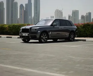 Vista frontale di un noleggio Rolls-Royce Cullinan a Dubai, Emirati Arabi Uniti ✓ Auto #14511. ✓ Cambio Automatico TM ✓ 0 recensioni.