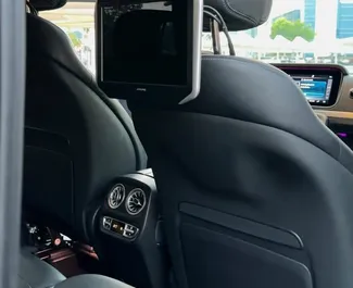 Mercedes-Benz G63 AMG 2023 disponibile per il noleggio a Dubai, con limite di chilometraggio di 250 km/giorno.