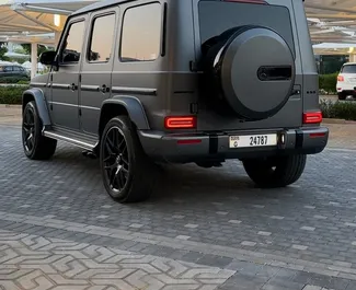 Interni di Mercedes-Benz G63 AMG in affitto negli Emirati Arabi Uniti. Un'ottima auto da 5 posti con cambio Automatico.