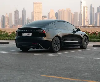 Tesla Model 3 2023 con sistema A trazione integrale, disponibile a Dubai.