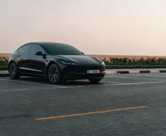 Noleggio auto Tesla Model 3 2023 negli Emirati Arabi Uniti, con carburante Elettrica e 360 cavalli di potenza ➤ A partire da 288 AED al giorno.