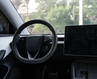 Tesla Model 3 2023 disponibile per il noleggio a Dubai, con limite di chilometraggio di 250 km/giorno.