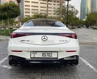 Mercedes-Benz CLS53 AMG 2025 disponibile per il noleggio a Dubai, con limite di chilometraggio di 250 km/giorno.