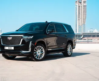 Vista frontale di un noleggio Cadillac Escalade a Dubai, Emirati Arabi Uniti ✓ Auto #14502. ✓ Cambio Automatico TM ✓ 0 recensioni.