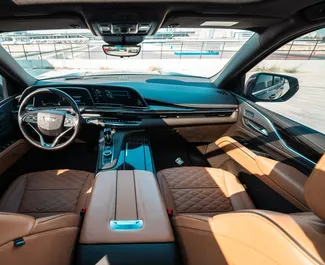 Cadillac Escalade 2023 disponibile per il noleggio a Dubai, con limite di chilometraggio di 250 km/giorno.