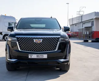 Interni di Cadillac Escalade in affitto negli Emirati Arabi Uniti. Un'ottima auto da 8 posti con cambio Automatico.