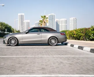 Motore Benzina da 4,5L di Mercedes-Benz E-Class Cabrio 2021 per il noleggio a Dubai.