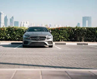 Interni di Mercedes-Benz E-Class Cabrio in affitto negli Emirati Arabi Uniti. Un'ottima auto da 4 posti con cambio Automatico.
