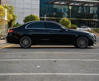 Interni di Mercedes-Benz C200 in affitto negli Emirati Arabi Uniti. Un'ottima auto da 5 posti con cambio Automatico.