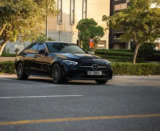 Mercedes-Benz C200 2024 con sistema A trazione posteriore, disponibile a Dubai.