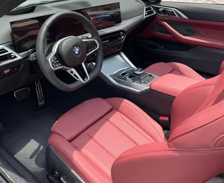 BMW 430 M Sport Cabrio 2025 disponibile per il noleggio a Dubai, con limite di chilometraggio di 250 km/giorno.