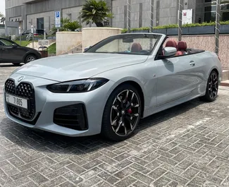 Interni di BMW 430 M Sport Cabrio in affitto negli Emirati Arabi Uniti. Un'ottima auto da 4 posti con cambio Automatico.