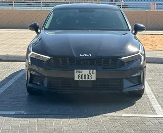 Vista frontale di un noleggio Kia K5 a Dubai, Emirati Arabi Uniti ✓ Auto #14509. ✓ Cambio Automatico TM ✓ 1 recensioni.