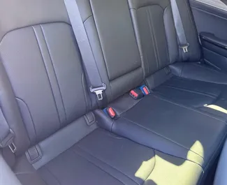 Kia K5 2024 con sistema A trazione anteriore, disponibile a Dubai.