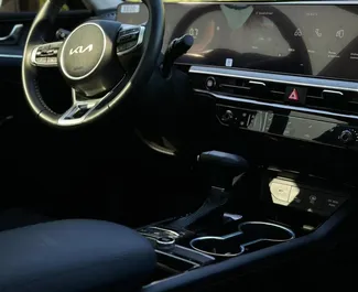 Interni di Kia K5 in affitto negli Emirati Arabi Uniti. Un'ottima auto da 5 posti con cambio Automatico.