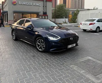 Vista frontale di un noleggio Hyundai Sonata a Dubai, Emirati Arabi Uniti ✓ Auto #14499. ✓ Cambio Automatico TM ✓ 0 recensioni.