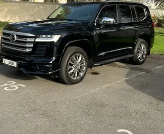 Vista frontale di un noleggio Toyota Land Cruiser 300 a Dubai, Emirati Arabi Uniti ✓ Auto #14518. ✓ Cambio Automatico TM ✓ 0 recensioni.