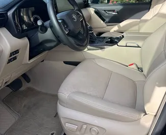 Interni di Toyota Land Cruiser 300 in affitto negli Emirati Arabi Uniti. Un'ottima auto da 7 posti con cambio Automatico.