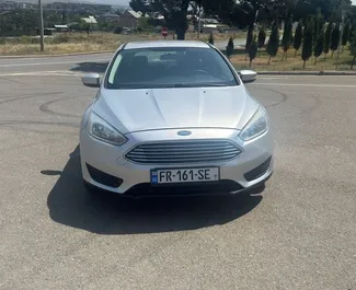 Vista frontale di un noleggio Ford Focus a Tbilisi, Georgia ✓ Auto #14439. ✓ Cambio Automatico TM ✓ 0 recensioni.