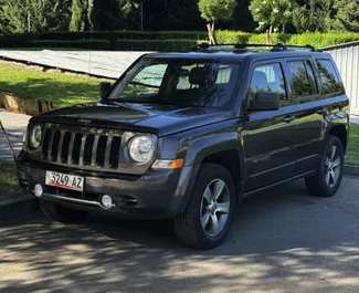 Vista frontale di un noleggio Jeep Patriot a Tbilisi, Georgia ✓ Auto #14681. ✓ Cambio Automatico TM ✓ 0 recensioni.